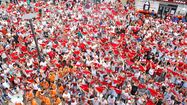 Foule de personnes habillée en blanc et rouge